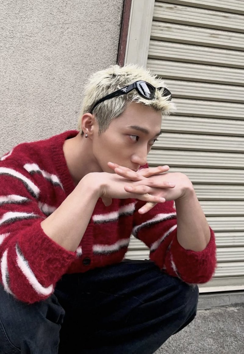 daldanchoco's tweet photo. 흔한 선거운동 현장인 줄 알았는데
김래환 때문에 시선 강탈ㅋㅋ
아버지 도우려고 흑발로 변신하고 강릉 감
이 집 효도 잘하네 https://t.co/fyr4BYLkn5
