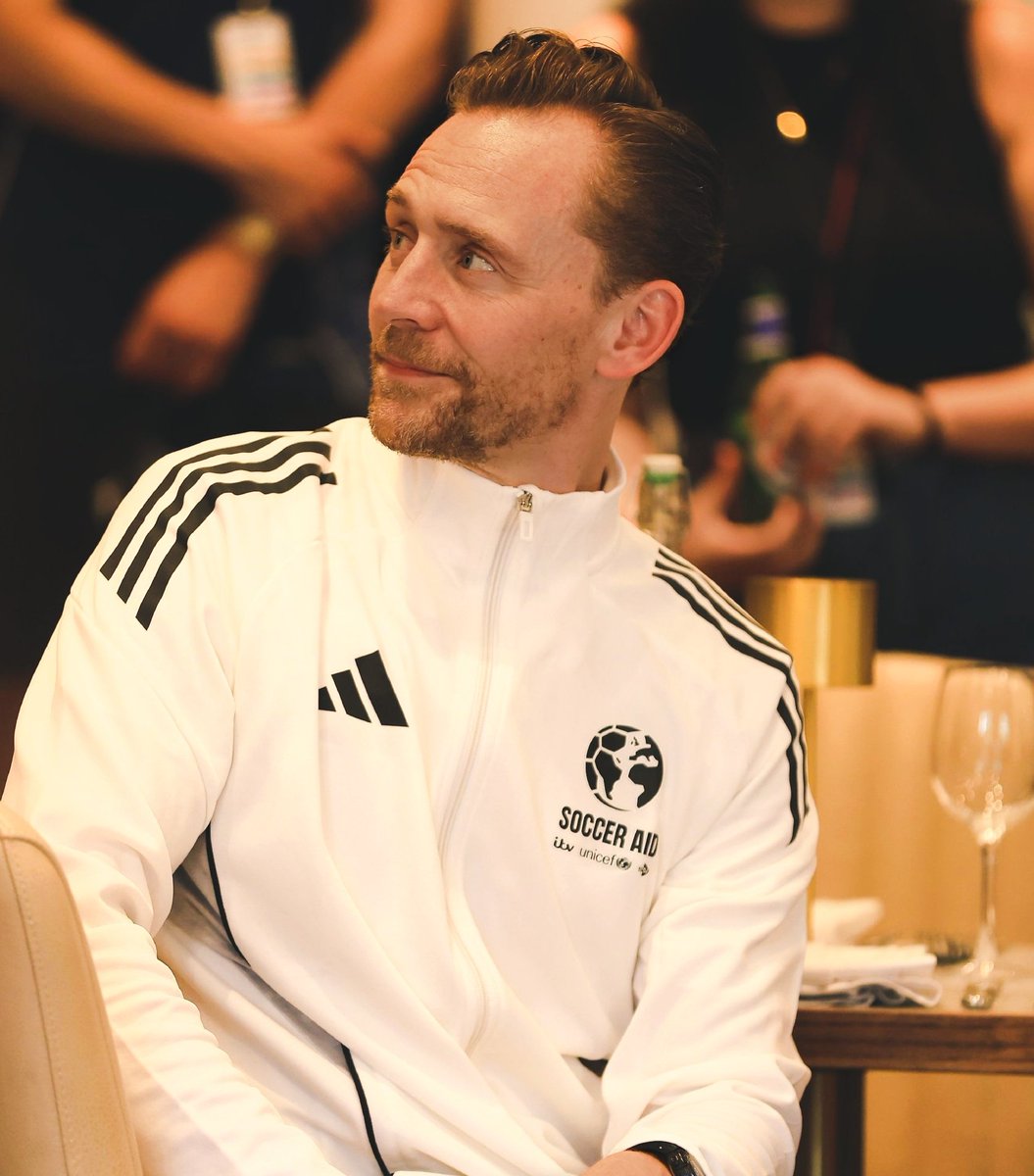 bestoftwh's tweet photo. 📷| So beautiful: Tom Hiddleston for Soccer Aid. https://t.co/UQM9cARsfA