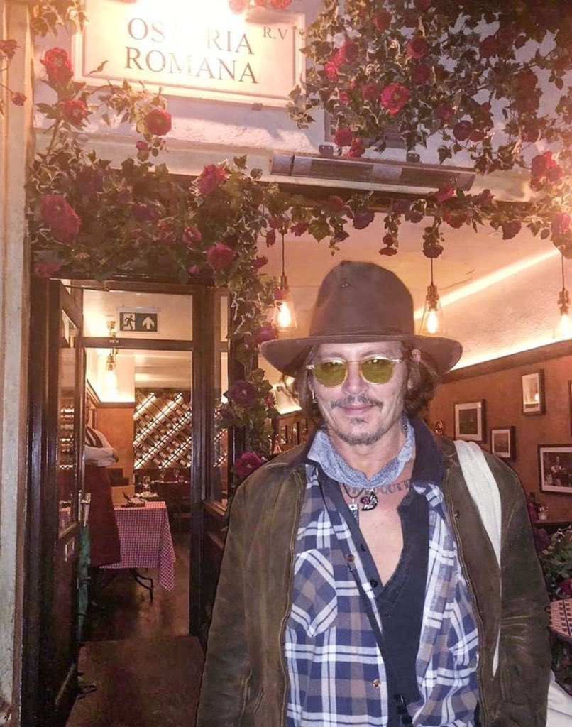 Johnny Depp tweet media