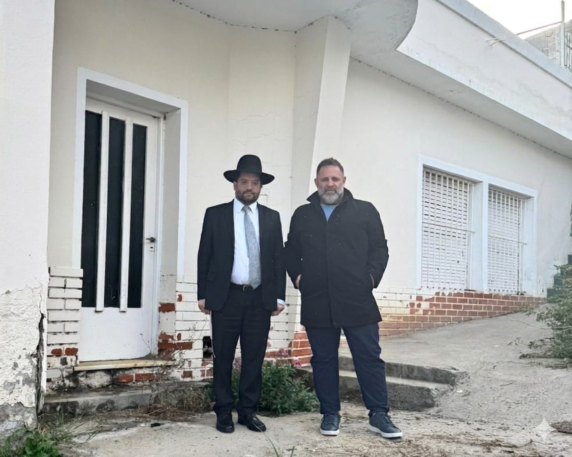 EliahuHamra's tweet photo. Junto con José Glinski (@jglinski), nos acercamos al sitio donde funcionó una sede cultural y religiosa de la Asociación Israelita de Comodoro Rivadavia. Es un espacio de gran relevancia histórica, ya que allí se brindó acompañamiento y asistencia espiritual a los combatientes de origen judío durante la Guerra de #Malvinas de 1982, en el marco de la defensa de la soberanía nacional.