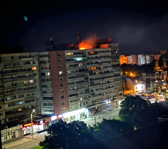 MarioNawfal's tweet photo. 🚨🇷🇴🇷🇺 Fire and rescue services are rushing to the site of a Russian drone strike on a residential building in Galați, Romania, with several injuries reported.

Romanian authorities reportedly issued alerts shortly before the impact.
https://t.co/0Beh6KBIwf