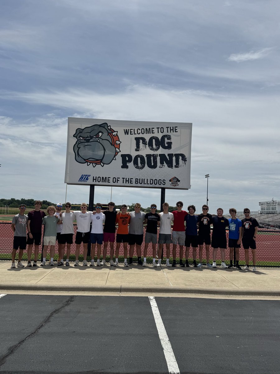 FlickJacob's tweet photo. Waterloo track and field will be well represented this weekend at EIU! Looking forward to an exciting weekend on the big blue track! @republictimes @WaterlooILCC @IHSA_IL https://t.co/GSRhFYl5V5