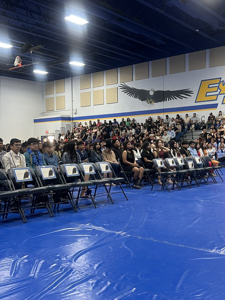 BlancaCruz444's tweet photo. Our 8th grade transition ceremony 💙
Our Eagles are ready for High School 🦅
Keep shining ✨✨
#WeAreSomosSanEli https://t.co/J00T1lNl7D