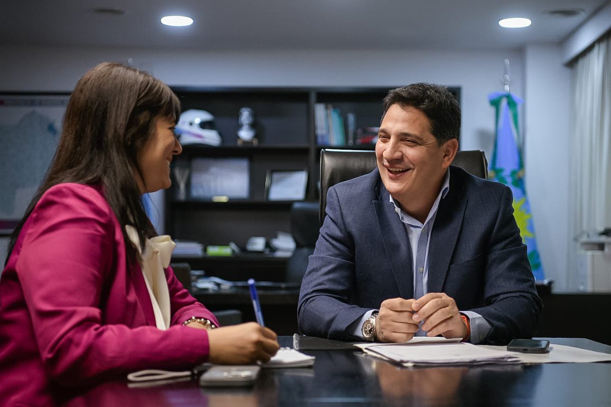 MartinMarinucci's tweet photo. Hoy recibí a la diputada provincial @SofiaVannelli, quien me transmitió la preocupación de vecinos y vecinas de Vicente López ante la decisión del gobierno local de eliminar el servicio de la línea comunal Bicentenario.

En ese marco, solicitó que, dentro del proyecto de normalización de los servicios de transporte de la zona norte, se evalúe la incorporación de los recorridos que actualmente prestaba dicha línea en el municipio.

Asumimos el compromiso de avanzar junto a las áreas técnicas correspondientes para analizar la viabilidad de lo solicitado y estudiar alternativas que permitan garantizar la conectividad y el derecho al transporte de los usuarios afectados.
