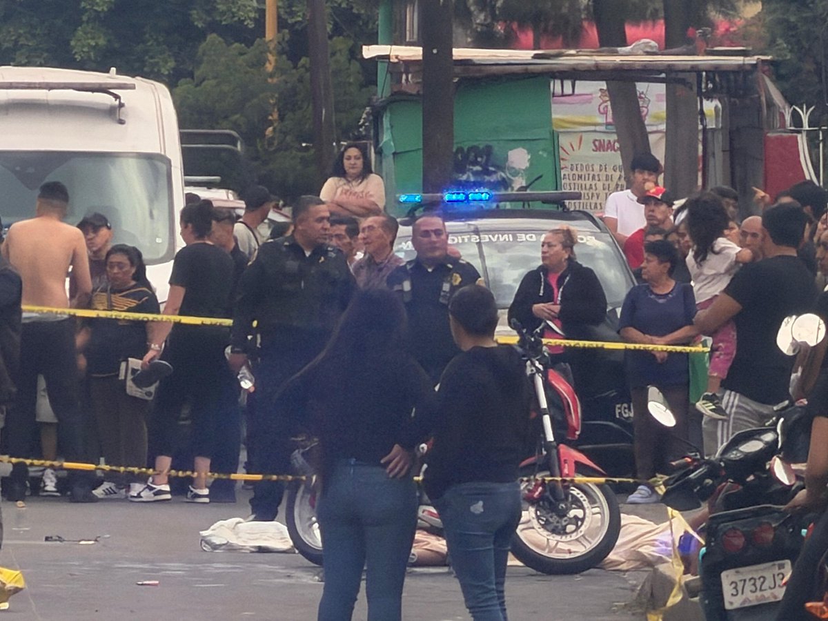 CI_CDMX's tweet photo. #EstaTarde || Se registró una intensa movilización policíaca y de servicios de emergencia, tras registrarse una balacera, la cual dejo como saldo seis detenidos y dos personas sin vida.

Los hechos ocurrieron en la avenida #Exploradores y #AntonioEstévez, colonia #EjércitoDeOriente, @Alc_Iztapalapa.

El área ya está resguardada por elementos de la #SSC_CDMX, se espera el arribo de los Servicios Periciales.