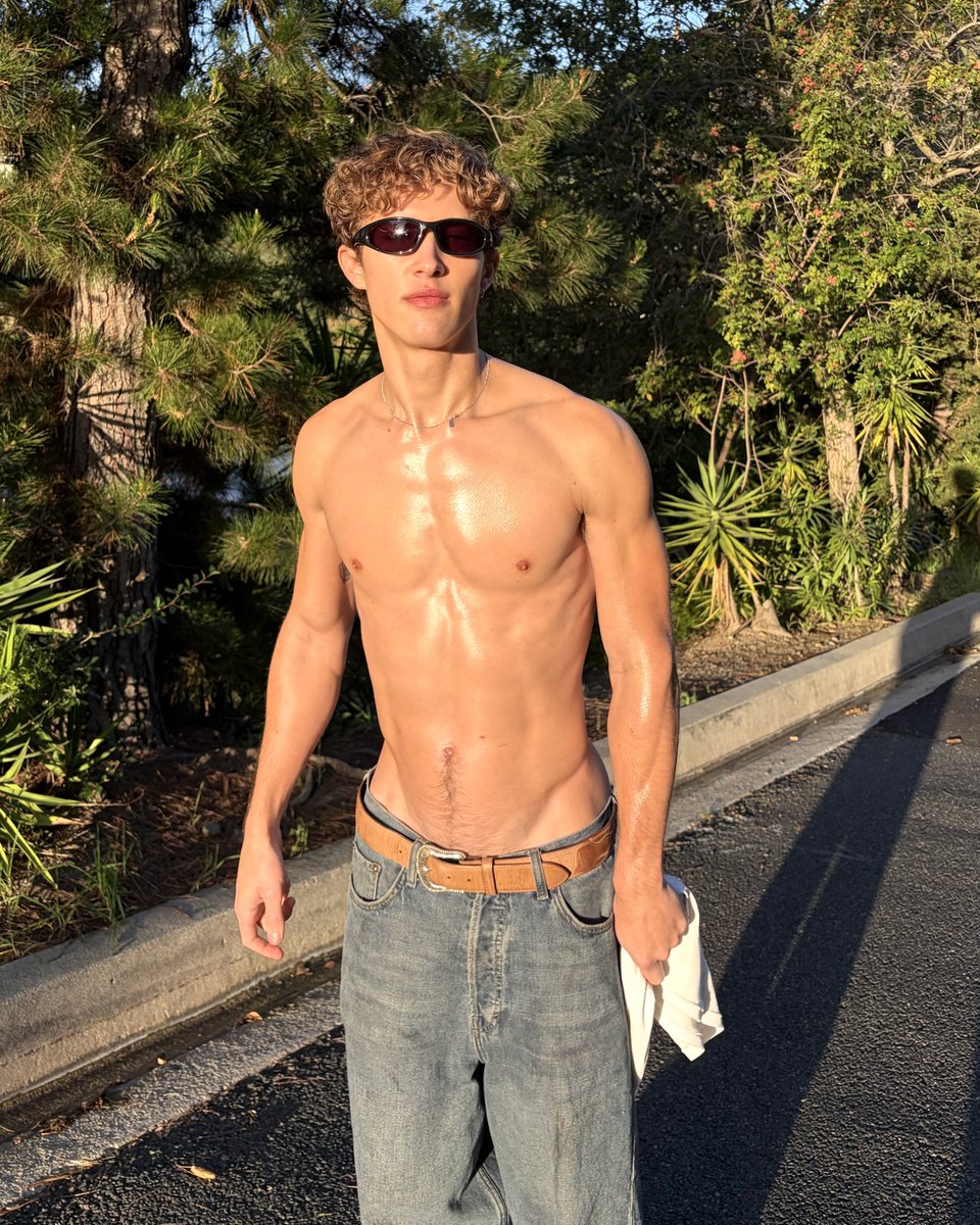 theonlyseanford's tweet photo. pap'd in the 'burbs 😎 https://t.co/7895b0YI44