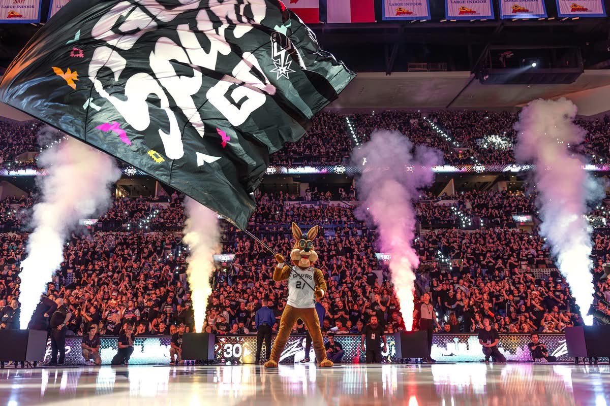 JudgeTano's tweet photo. Game 6 🔥 LETS GO ! 

GO SPURS GO!!!! #TexasProud #SpursNation https://t.co/VKY7KmPph0
