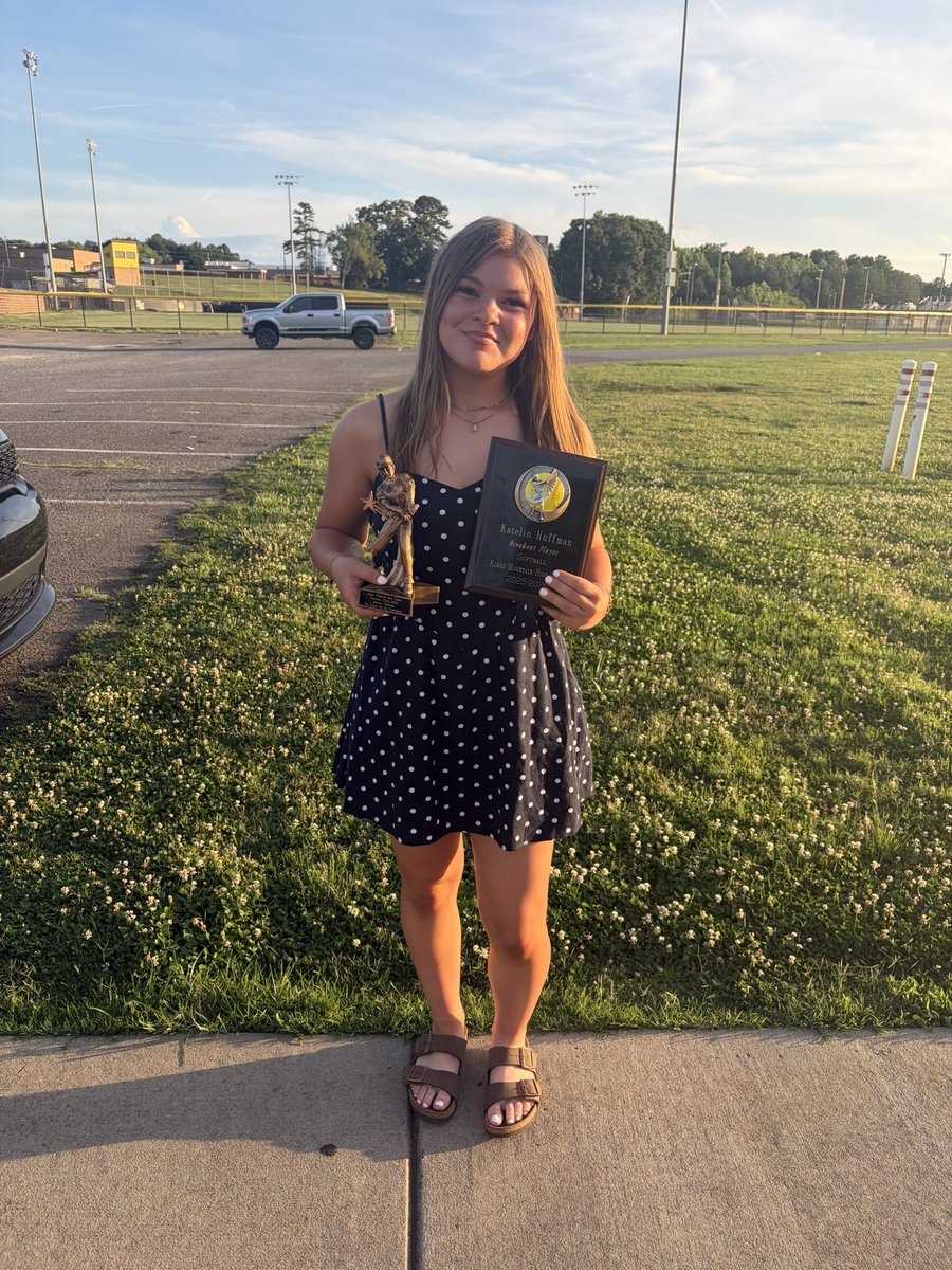 Katelin_huff2's tweet photo. Freshman season ended short in regionals, so thankful to my team and for receiving All-Conference and Breakout Player of the Year this season! @Mads_Arm2Strong @Clift_coach @PACKUPSTATE @HawkinsChawkins @MattAlberghini https://t.co/PRFs0v9ASF