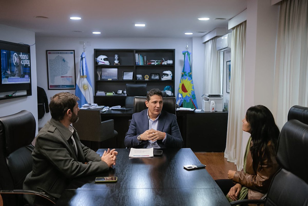MartinMarinucci's tweet photo. Recibí en el Ministerio de Transporte de la Provincia de Buenos Aires al concejal de Carlos Tejedor, Lisandro Hernández.

Durante el encuentro nos comprometimos a trabajar de manera conjunta con el municipio para acercar al territorio los distintos programas de fortalecimiento en seguridad vial y concientización, con el objetivo de seguir cuidando a los vecinos y vecinas de Carlos Tejedor.

Además, avanzaremos en gestiones que permitan mejorar la conectividad del distrito, trabajando para que la comunidad pueda contar con un servicio de transporte de pasajeros que los vincule con la Ciudad de Buenos Aires.