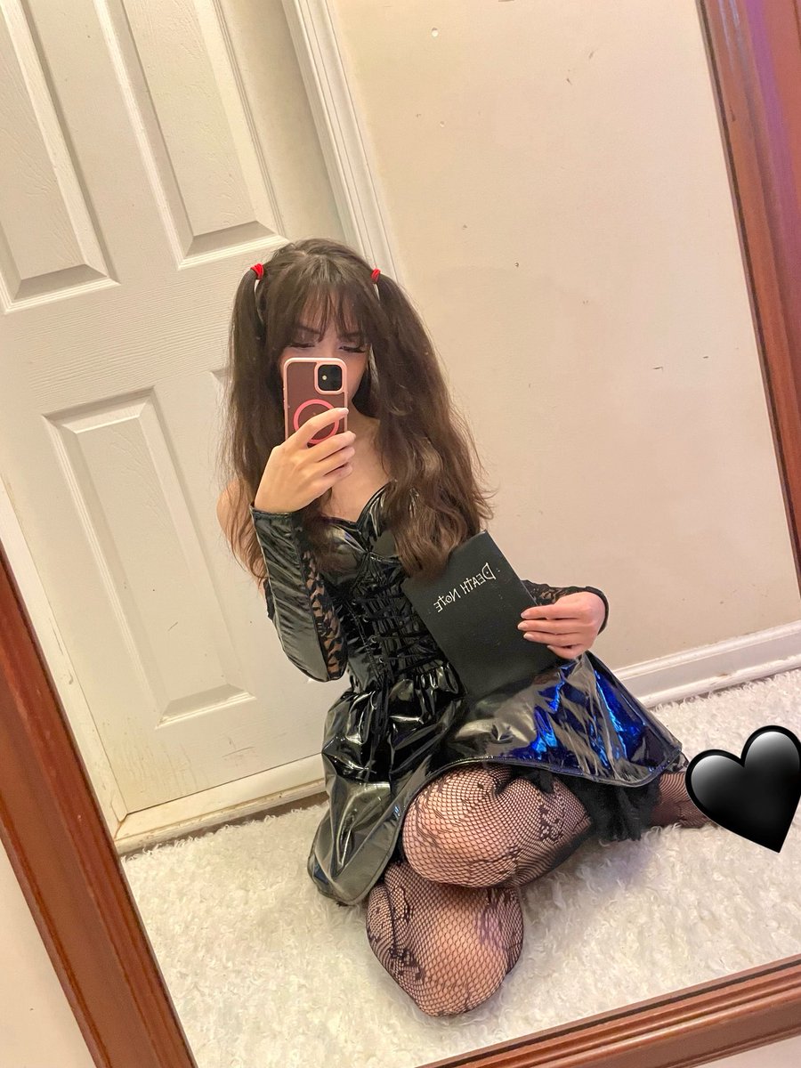 emiliacosplay's tweet photo. im going out dressed like this https://t.co/Xoj2XiOw39