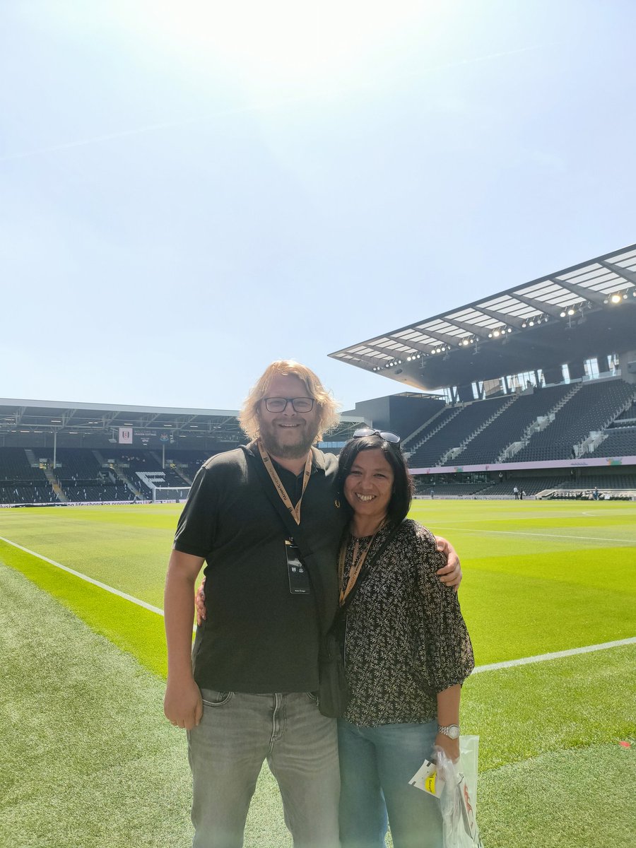 DDFM2_0's tweet photo. Last weekend began with Ellis at Half Moon supporting Simon and Oscar. Then we stumbled into Hull going up. Next day a few Fulham beers. Then back to Madrid like it was all a dream. @bbcburnsy. Beauty in a weekend. https://t.co/l1EQF02qD3
