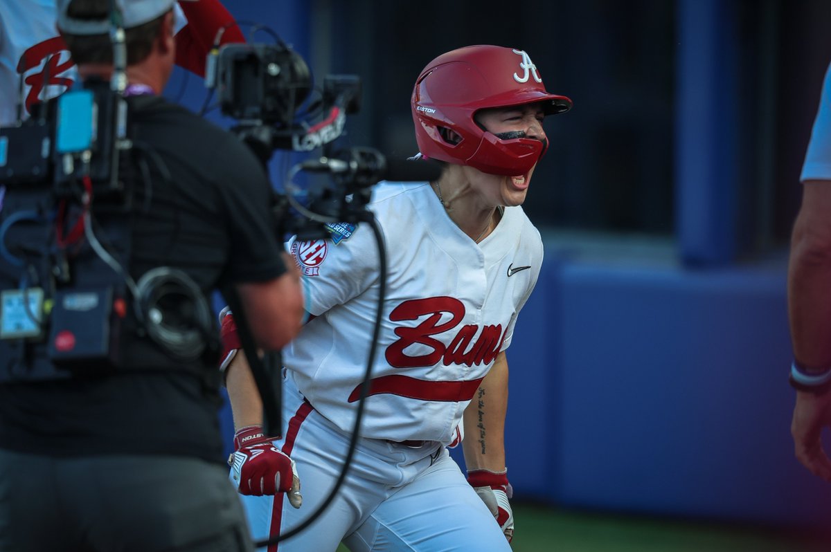 AlabamaSB's tweet photo. That's our All-American! 💪💪💪

#Team30 #RollTide #WCWS https://t.co/xnU3ZixBam