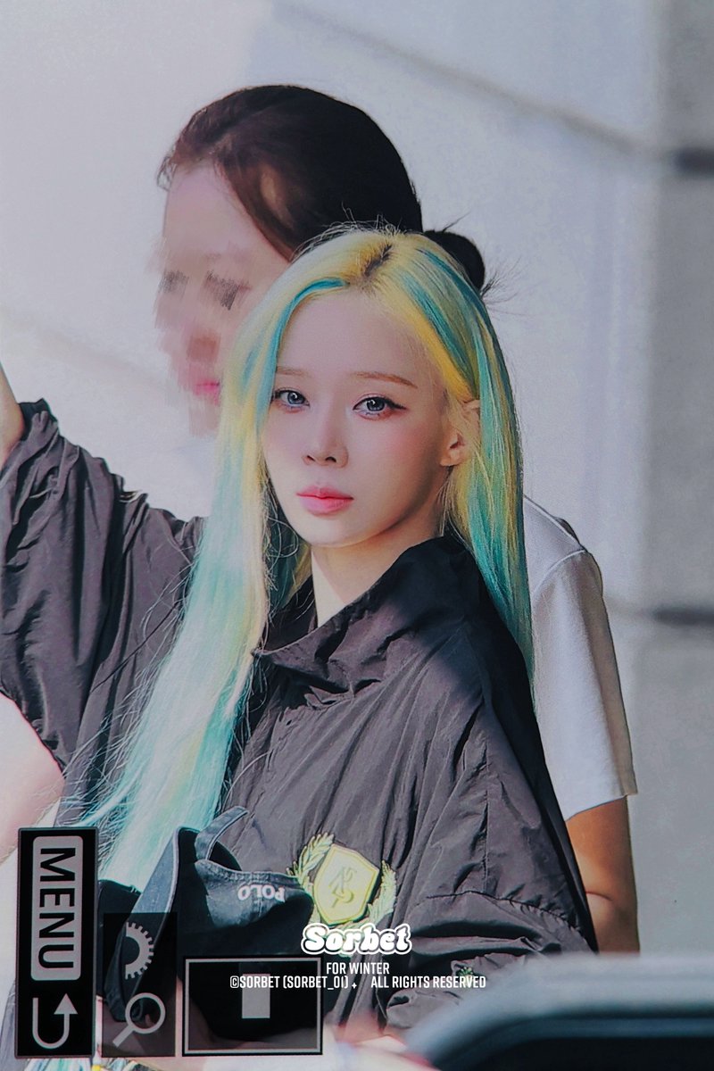 winterstellars's tweet photo. WINTERS BLUE STREAKS FOR MUSIC BANK OMFGGGG https://t.co/1WOOcpOtIc