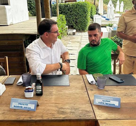 FernandoFragar's tweet photo. @tarcisiogdf Só esqueceu que o seu candidato, Flávio Bolsonaro, até ontem apoiava Rodrigo Bacellar para governador do Rio e ele foi preso por pertencer ao Comando Vermelho…. https://t.co/QWLfKAOkcK