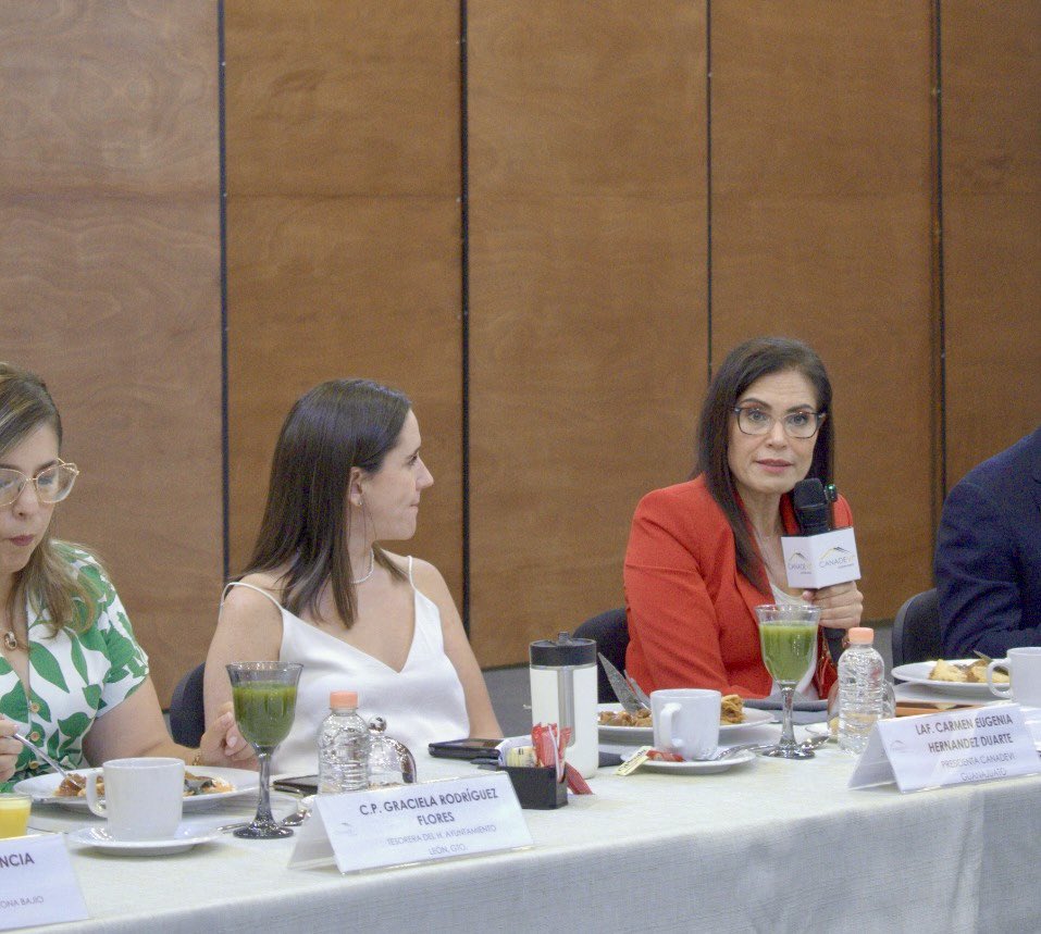 CANADEVIGto's tweet photo. Recibimos a la Alcaldesa de #León, @AleGutierrez_mx, así como a integrantes de su gabinete,quienes presentaron el Programa de Inversión 2026 🏗️🛣️👷🏻‍♀️, con el cual mediante proyectos de infraestructura,se impulsará la economía, el empleo y la calidad de vida de los habitantes 👦🏻🧑🏼👵🏻 https://t.co/g9dJzifHUh
