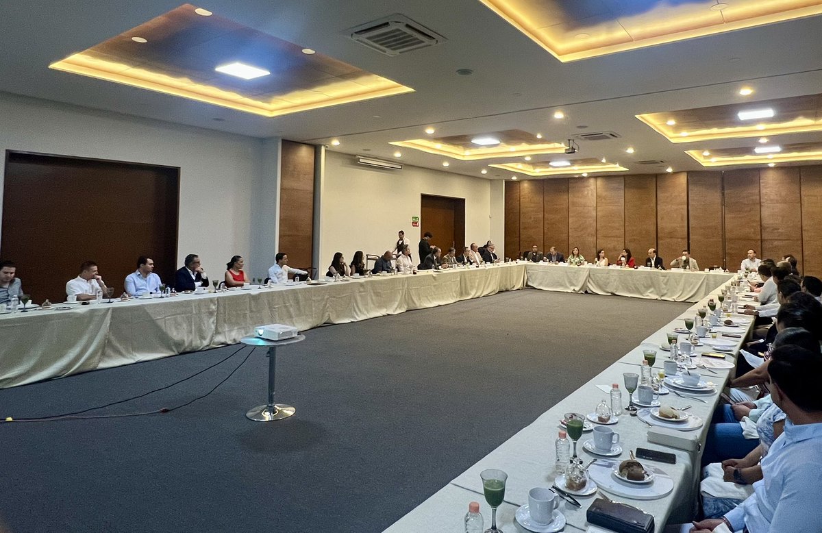 CANADEVIGto's tweet photo. Recibimos a la Alcaldesa de #León, @AleGutierrez_mx, así como a integrantes de su gabinete,quienes presentaron el Programa de Inversión 2026 🏗️🛣️👷🏻‍♀️, con el cual mediante proyectos de infraestructura,se impulsará la economía, el empleo y la calidad de vida de los habitantes 👦🏻🧑🏼👵🏻 https://t.co/g9dJzifHUh