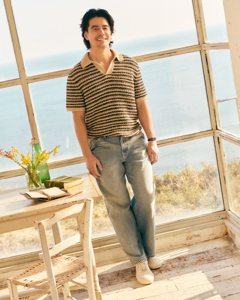 BRJapan's tweet photo. The Essence of Summer
心のままに、夏を旅する大人たちへ。

伊藤英明さんが着こなす夏の新作コレクション。

ヴィンテージなウォッシュ感が魅力のルーズデニムに合わせたのは、ベージュとブラックのボーダーが織りなす表情豊かなミックスニットポロ。
海辺で過ごす穏やかな休日は、カジュアルな中に落ち着きをたたえた大人の余白を感じるデニムスタイルで。
https://t.co/L4sRJTw5EB
