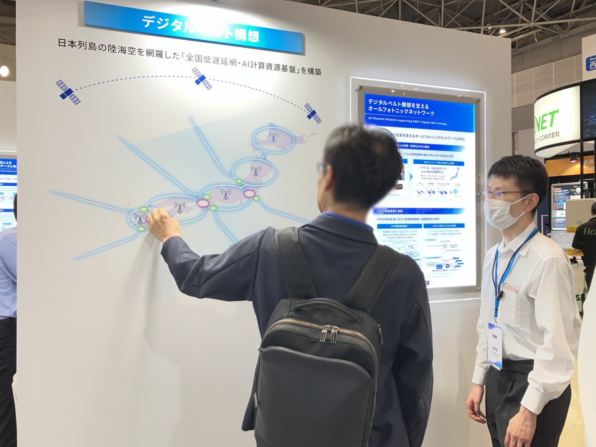 APRESIA_Systems's tweet photo. ビッグサイトで開催中の「ワイヤレスジャパン×ワイヤレス・テクノロジー・パーク 2026」に行き、KDDIさんのブースにお邪魔してきました！

オールフォトニックネットワーク(APN)の実証実験や、ドコモさんと共同開発した「ミリ波」中継器など、ブースはとても盛況でした！本日が最終日です✨

▼APNに関するニュースリリース
https://t.co/4m9AkgQr9V