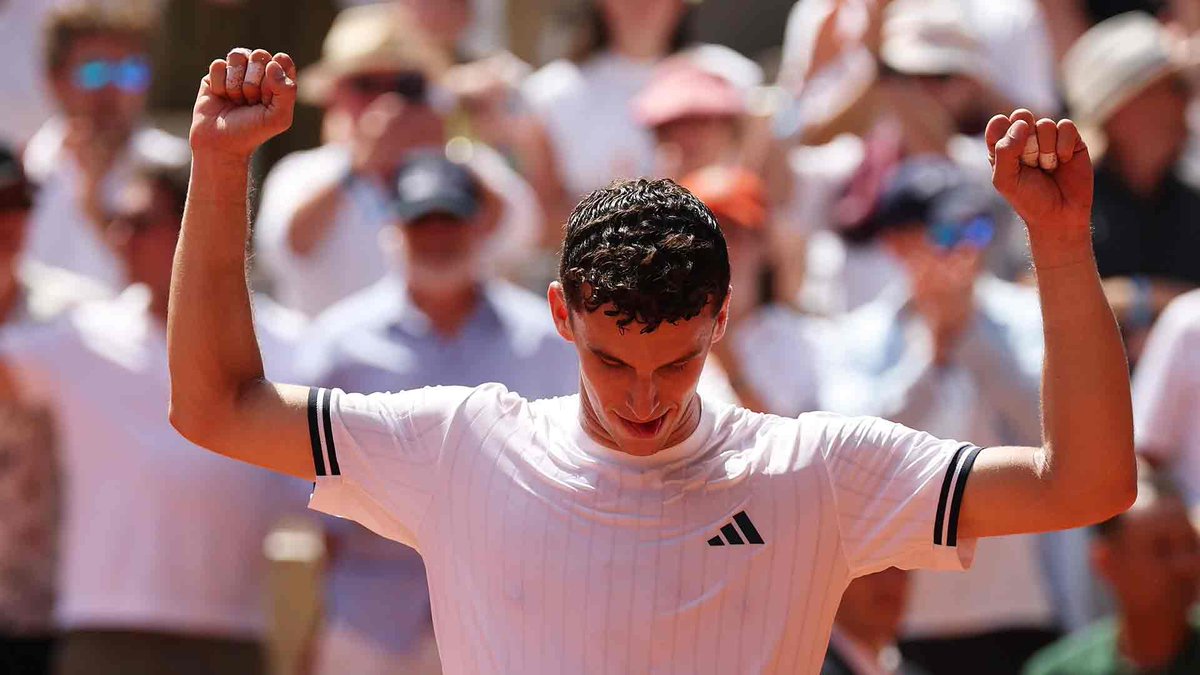 2010MisterChip's tweet photo. Tenistas que remontaron un 0-2 contra un rival que llevaba 30 (o más) victorias consecutivas:

Ivan Lendl contra McEnroe (42 victorias seguidas) en Roland Garros 1984: 3-6, 2-6, 6-4, 7-5, 7-5.

David Nalbandian contra Federer (35 victorias seguidas) en la Copa Masters 2005: 6-7, 6-7, 6-2, 6-1, 7-6.

Juan Manuel Cerúndolo contra Sinner (30 victorias seguidas) en Roland Garros 2026: 3-6, 2-6, 7-5, 6-1, 6-1.

Tres casos en TODA la historia del tenis masculino (era Open). DOS ARGENTINOS.