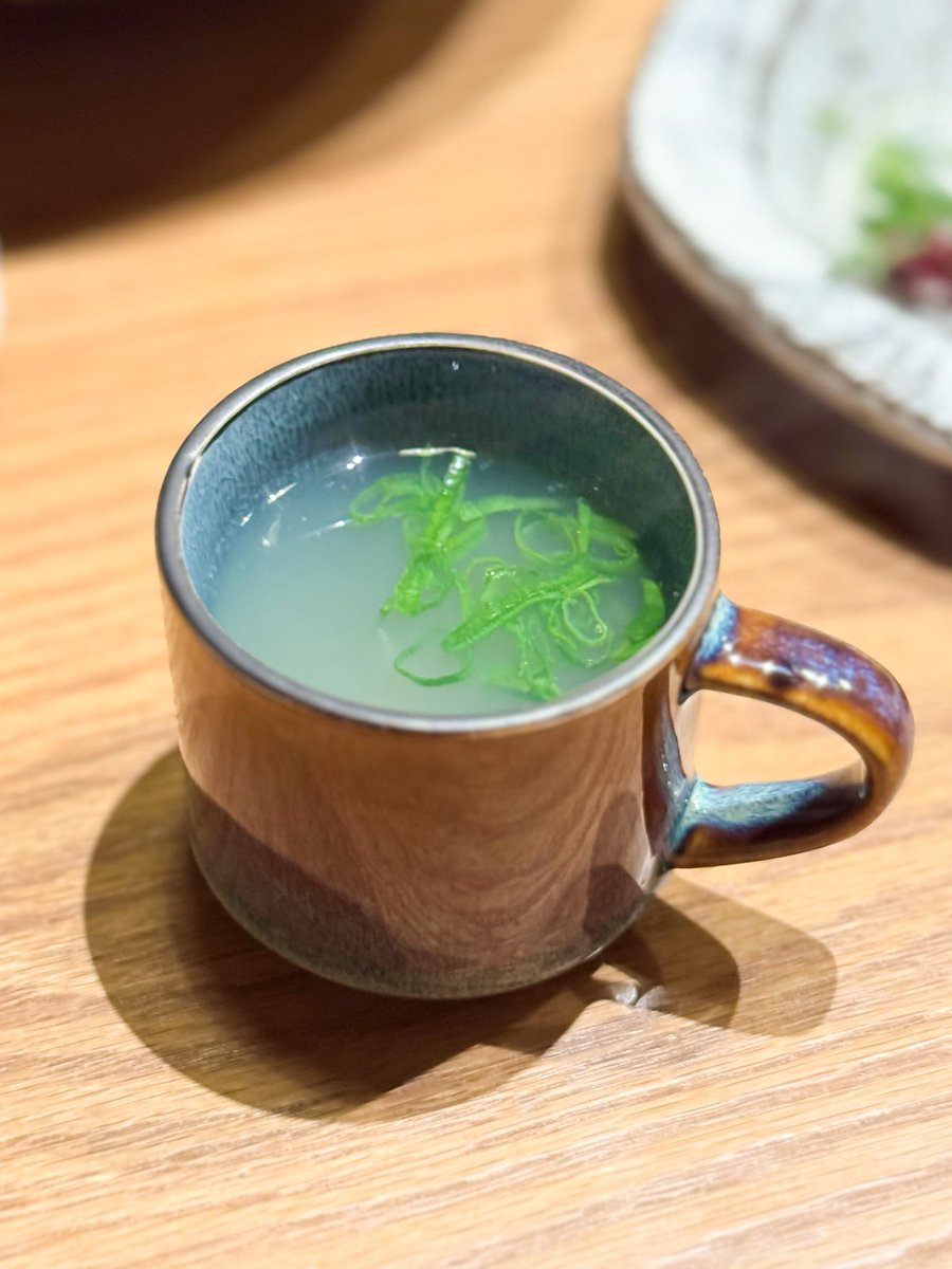 kikujiro_shnghi's tweet photo. サイフォンで淹れるシジミのお吸い物。
上が鰹節で下がたっぷりシジミ。
シジミエキスが胃に沁みてホッとします。
上海の和食店ほんといろいろよく考えます。 https://t.co/Rfp4g1Cyit