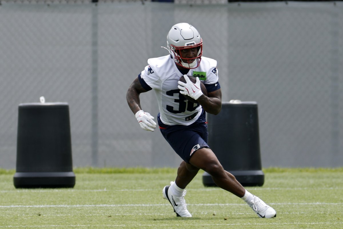 YahooFantasy's tweet photo. Name a rookie that NOBODY's talking about who's going to break out 🤫 https://t.co/EAIBy5QKup