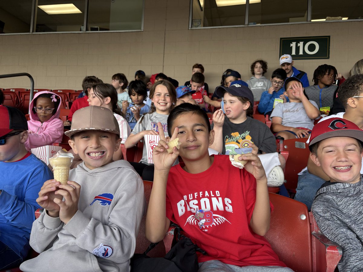goledgeview's tweet photo. Fourth graders cheering on the @BuffaloBisons ⚾️ #ClarenceProud https://t.co/r1MzwxTDxi