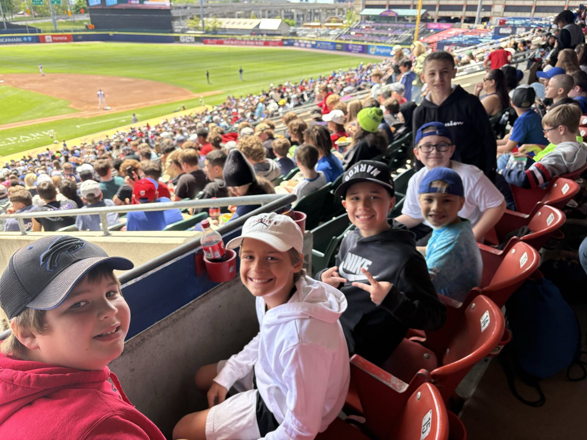 goledgeview's tweet photo. Fourth graders cheering on the @BuffaloBisons ⚾️ #ClarenceProud https://t.co/r1MzwxTDxi