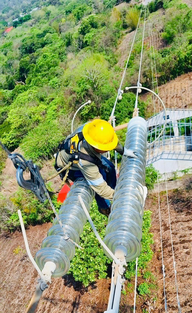 edwinnunez's tweet photo. El crecimiento y desarrollo de El Salvador demanda un sistema de transmisión robusto, moderno y continuo.

Por ello, la semana pasada, desde la madrugada, nuestros equipos de ingenieros y técnicos especializados ejecutaron trabajos en las líneas de transmisión Ahuachapán – Moyuta, parte de la interconexión con Guatemala; en la línea Ateos – Talnique; así como en el Transformador de Potencia No. 1 de la subestación Acajutla. 📍

Estas labores de mantenimiento preventivo y correctivo en líneas de transmisión, seccionadores, transformadores de instrumento, conectores, aislamiento y equipos asociados, permiten fortalecer la infraestructura eléctrica nacional que hace posible llevar energía de calidad a hogares, comercios, industrias y al sector turismo en todo el país.

En ETESAL trabajamos para garantizar un sistema eléctrico cada vez más seguro, eficiente y preparado para acompañar el crecimiento y desarrollo de El Salvador. 🇸🇻