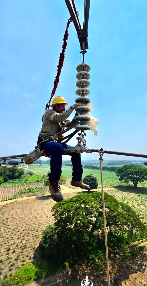 edwinnunez's tweet photo. El crecimiento y desarrollo de El Salvador demanda un sistema de transmisión robusto, moderno y continuo.

Por ello, la semana pasada, desde la madrugada, nuestros equipos de ingenieros y técnicos especializados ejecutaron trabajos en las líneas de transmisión Ahuachapán – Moyuta, parte de la interconexión con Guatemala; en la línea Ateos – Talnique; así como en el Transformador de Potencia No. 1 de la subestación Acajutla. 📍

Estas labores de mantenimiento preventivo y correctivo en líneas de transmisión, seccionadores, transformadores de instrumento, conectores, aislamiento y equipos asociados, permiten fortalecer la infraestructura eléctrica nacional que hace posible llevar energía de calidad a hogares, comercios, industrias y al sector turismo en todo el país.

En ETESAL trabajamos para garantizar un sistema eléctrico cada vez más seguro, eficiente y preparado para acompañar el crecimiento y desarrollo de El Salvador. 🇸🇻