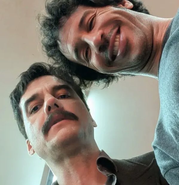 insteasy's tweet photo. “Flesh of the Gods”, de Panos Cosmatos, está em produção. 

Na trama, um casal é seduzido para um submundo violento de vampirismo e hedonismo.

Wagner Moura e Kristen Stewart estão no elenco.

Na foto, Moura aparece com um novo visual ao lado de Rachid Talidi, operador de câmera. https://t.co/LGbkBGyLem