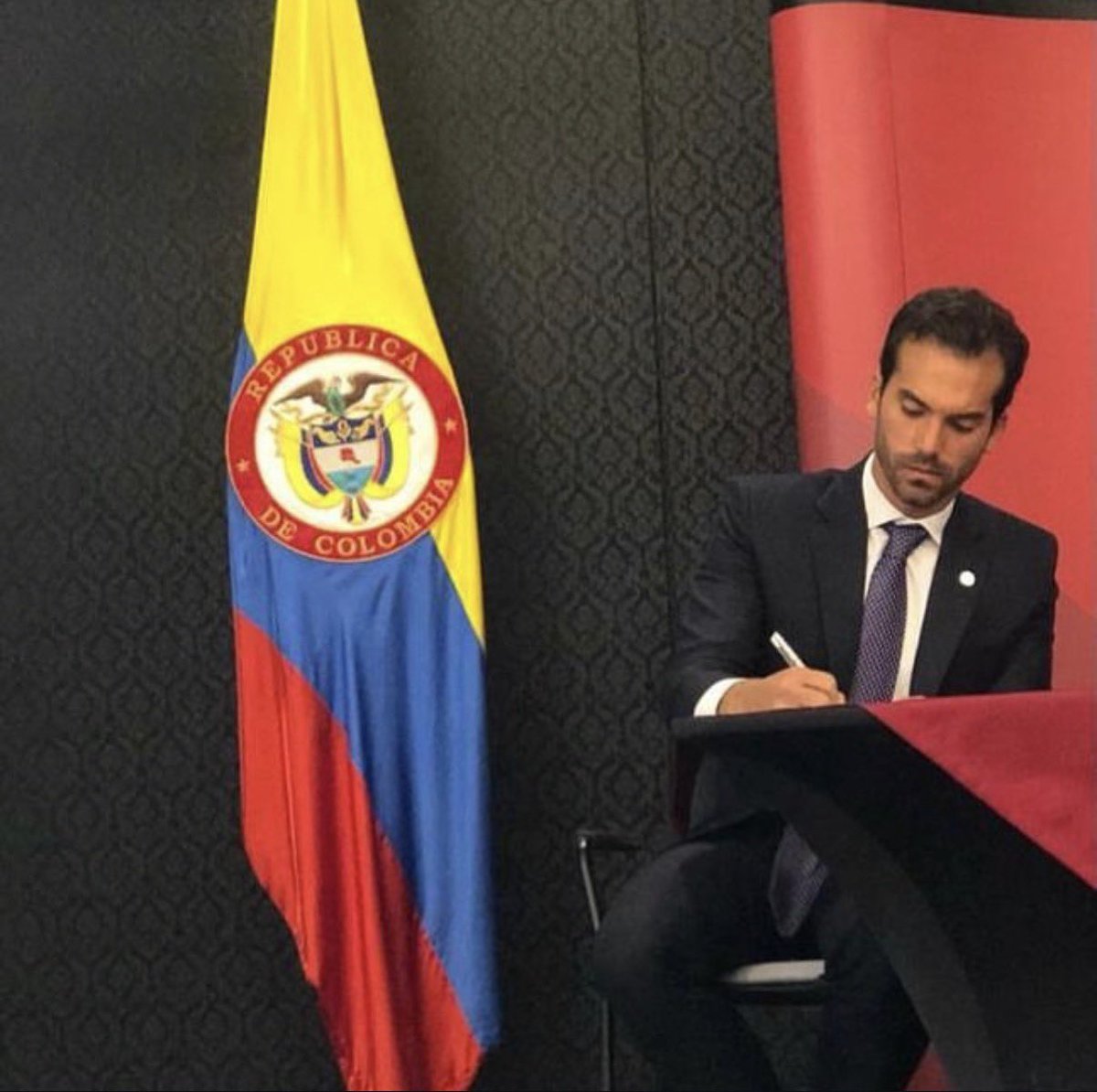 BrunoOcampoG's tweet photo. Firmo mi compromiso irrevocable por Colombia

Firmo por Colombia, por su libertad, su futuro y la dignidad de cada colombiano.

Firmo por proteger a nuestros niños, fortalecer a las familias y garantizar que cada niño crezca en un hogar seguro, con amor, alimento, educación y oportunidades para alcanzar su máximo potencial.

Firmo por honrar a nuestros adultos mayores, por cuidar a los más vulnerables y por construir un país donde nadie sea condenado a la dependencia, sino impulsado a levantarse, trabajar, emprender y progresar.

Firmo por defender la libertad de pensamiento, de expresión, de conciencia y de creencias, respetando nuestras diferencias sin caer en el odio ni en la división.

Firmo por la dignidad de mujeres y hombres, por la igualdad ante la ley, por el mérito y por oportunidades reales para todos.

Firmo por combatir la corrupción, elegir líderes preparados y exigir servidores públicos honestos, valientes y capaces de servir a Colombia.

Firmo por una Colombia más segura, con justicia, libertad, propiedad privada, libre empresa, emprendimiento y trabajo honesto como motores de prosperidad.

Firmo por proteger nuestros recursos naturales y llevar internet de alta velocidad a cada hogar, para abrir oportunidades de educación, conocimiento, trabajo y emprendimiento.

Firmo porque el voto de cada colombiano cuenta. Votar es una responsabilidad con nuestras familias, nuestras comunidades y las próximas generaciones. Por eso debemos votar con conciencia, información, criterio y amor por Colombia.

Firmo por la unidad nacional, por apagar el odio, rechazar la violencia y sacar lo mejor de nosotros para construir un país más libre, justo, próspero y unido.

Y firmo porque, independientemente del candidato que sea elegido, Colombia nos necesita a todos. Ningún gobierno reemplaza el deber de cada ciudadano de trabajar cada día por una Colombia más próspera, más segura, más digna y sin odios.

Firmo para actuar desde hoy por nuestra amada Colombia.