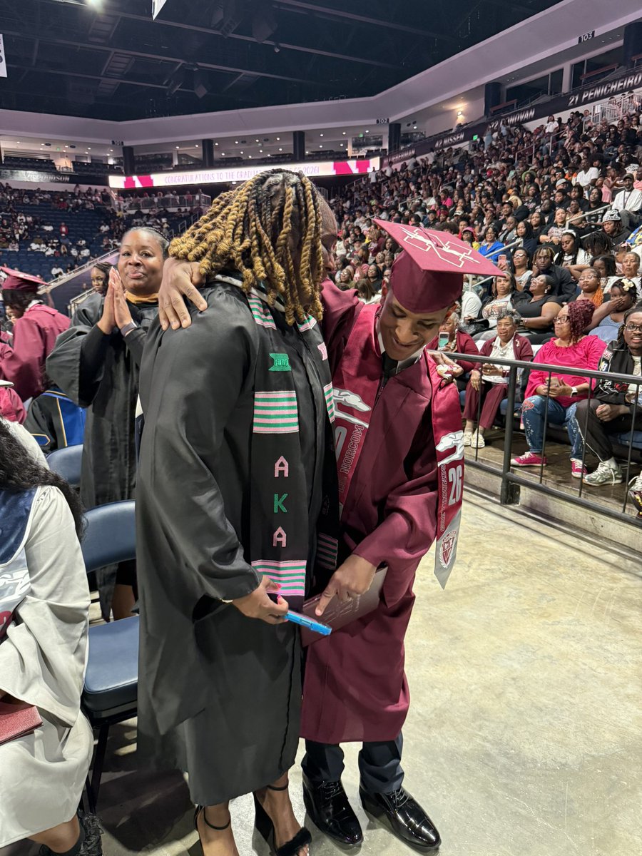 PortsVASchools's tweet photo. ❤️🐾 Lots of love being shown to the Greyhound Class of 2026 on their big day! Tag us in your posts with #CaPPSandGowns! #PPSShines #Graduation #ClassOf2026 @icnorcomhigh https://t.co/lkpspRVYpe