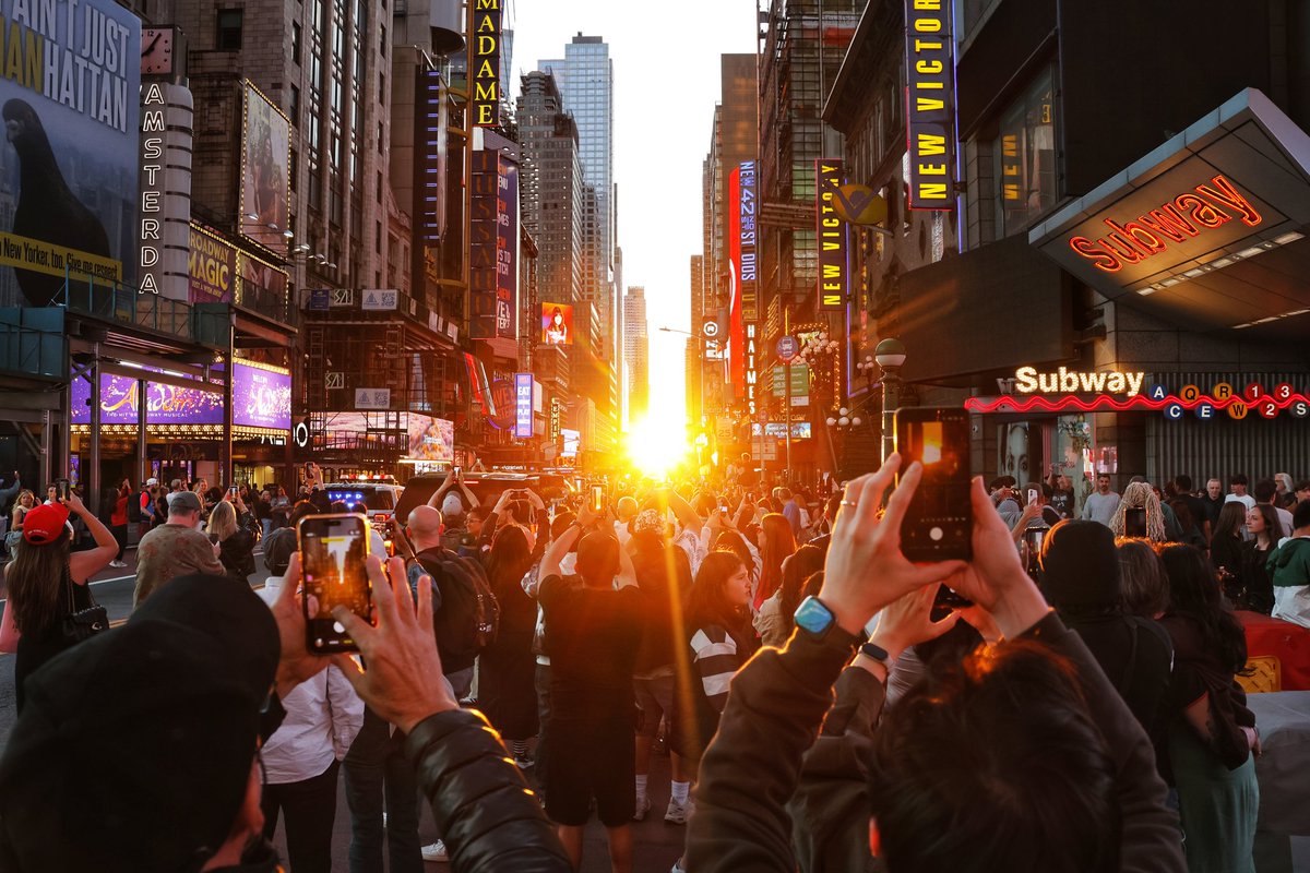 GaryHershorn's tweet photo. Manhattanhenge sunset along 42nd Street in Times Square in New York City, Thursday evening #newyorkcity #nyc #newyork #manhattanhenge #sunset @timessquarenyc https://t.co/aXPg5fRtTG
