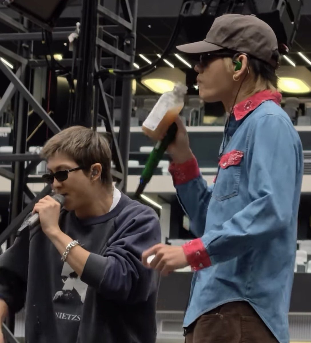 taeguide's tweet photo. Last day in Vegas so Taehyung gave away his own drink to an Army in the crowd https://t.co/0181jadO8g