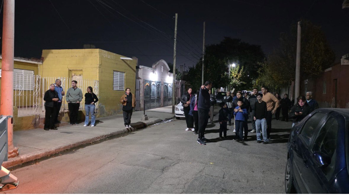 ErnestoHarry's tweet photo. Gran día en zona norte barrio Antártida 2 @AlvaroRecalde9 y @MaricelMaldoLR llevando iluminación a los barrios, el equipo de @QuintelaRicardo en toda la provincia. https://t.co/TFimUWaFkX