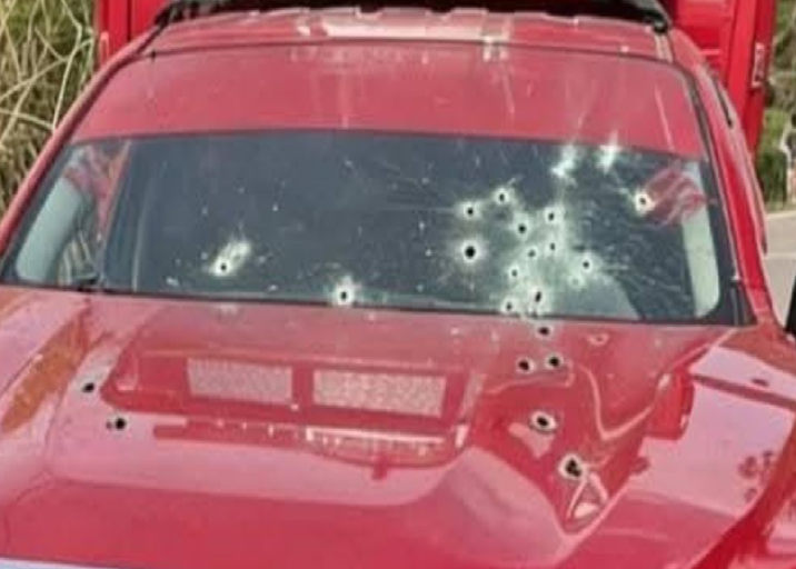 Diariodenarco's tweet photo. Ejecutan a Cristal prima hermana de Vidulfo Rosales en la Nissan roja de redilas

NOTA EN EL ENLACE: https://t.co/SXTpyBiko7 https://t.co/F1BBIZSw7A
