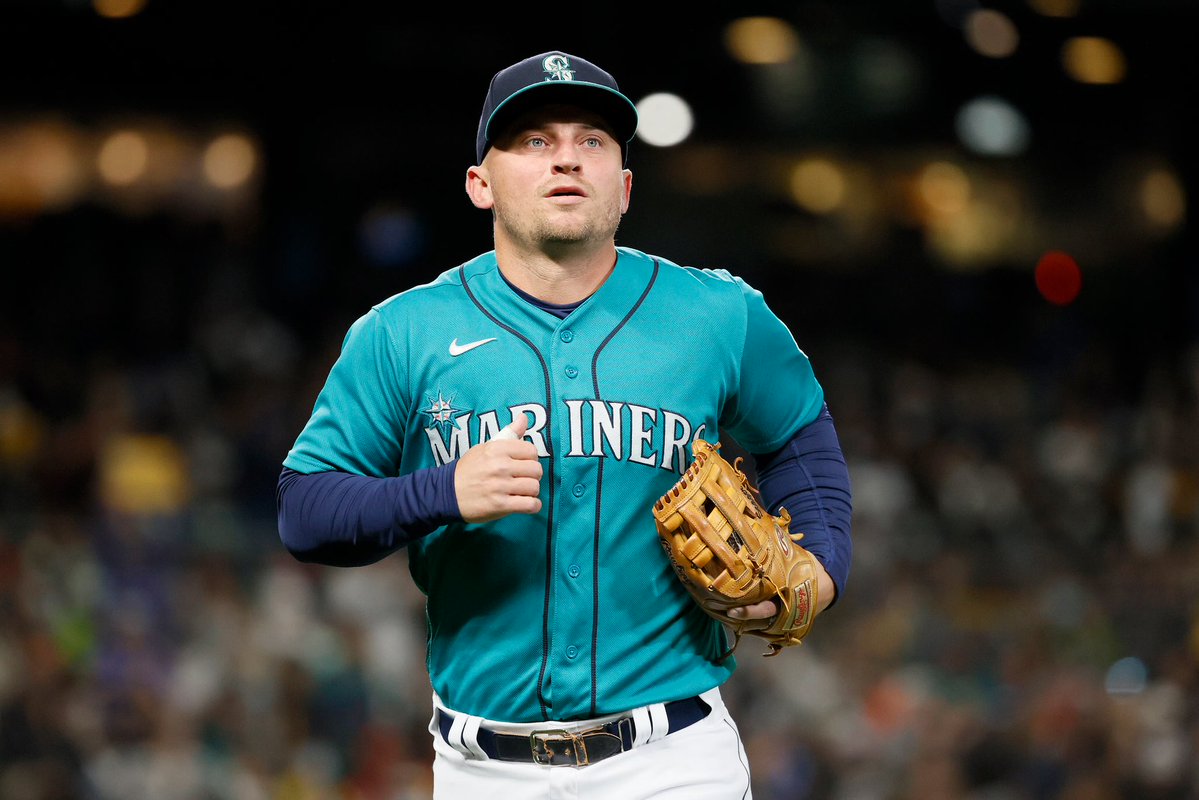 hallofgoodpod's tweet photo. I’d set myself on fire and simultaneously rob an orphanage while reciting the entire script of the 2003 hit movie Holes, based on the novel Holes written by Louis Sachar if it mean that I got to watch Kyle Seager play baseball again. https://t.co/vnPwCdLhYr