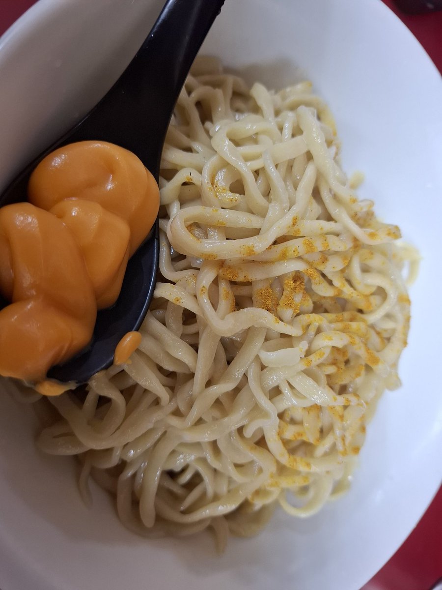 sc12069's tweet photo. ラーメン二郎相模大野@相模大野1230待ちなし。昨日の分。華麗なるカレーつけ麺ニンニク野菜。レンゲにはチーズ。麺は良く水を切っていてどんぶりの底に水が残ってない丁寧な仕事ぶり。旨かった https://t.co/gZ7chvvuCe