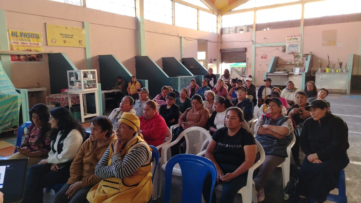 AgrocalidadZ3's tweet photo. #Chimborazo | Agrocalidad capacitó a expendedores de alimentos del mercado Mariano Borja “La Merced” sobre inocuidad y control de productos cárnicos, fortaleciendo buenas prácticas para garantizar alimentos seguros.
#AgrocalidadCapacita
#AgrocalidadEnTerritorio https://t.co/E4334x8iL9