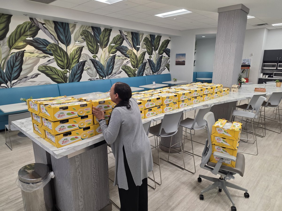 volvoshine's tweet photo. Do you like fresh kiwis??? The Hub at office logic has two PALLETS of fresh kiwis to give away I'm not joking.  PLEASE come get some. 1501 Biscayne Boulevard Suite 501 Miami Florida 33132

If you know anyone who would like some fresh kiwis feel free to pass this along 😂 https://t.co/HSjGrMV6vl