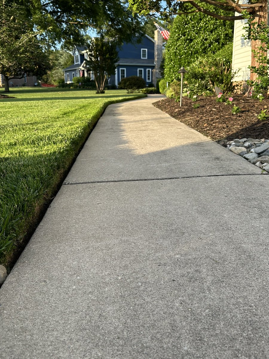 Hornet316's tweet photo. I think we are two weeks from peak lawn season @OutKickTNML. Nice cut from @JohnDeere after 5 days of rain in the 302. New @AllegianceFlag and an edge you need to step over from @ECHO_USA . Now off to Nashville for some NASCAR action. https://t.co/1onLEKxN3C
