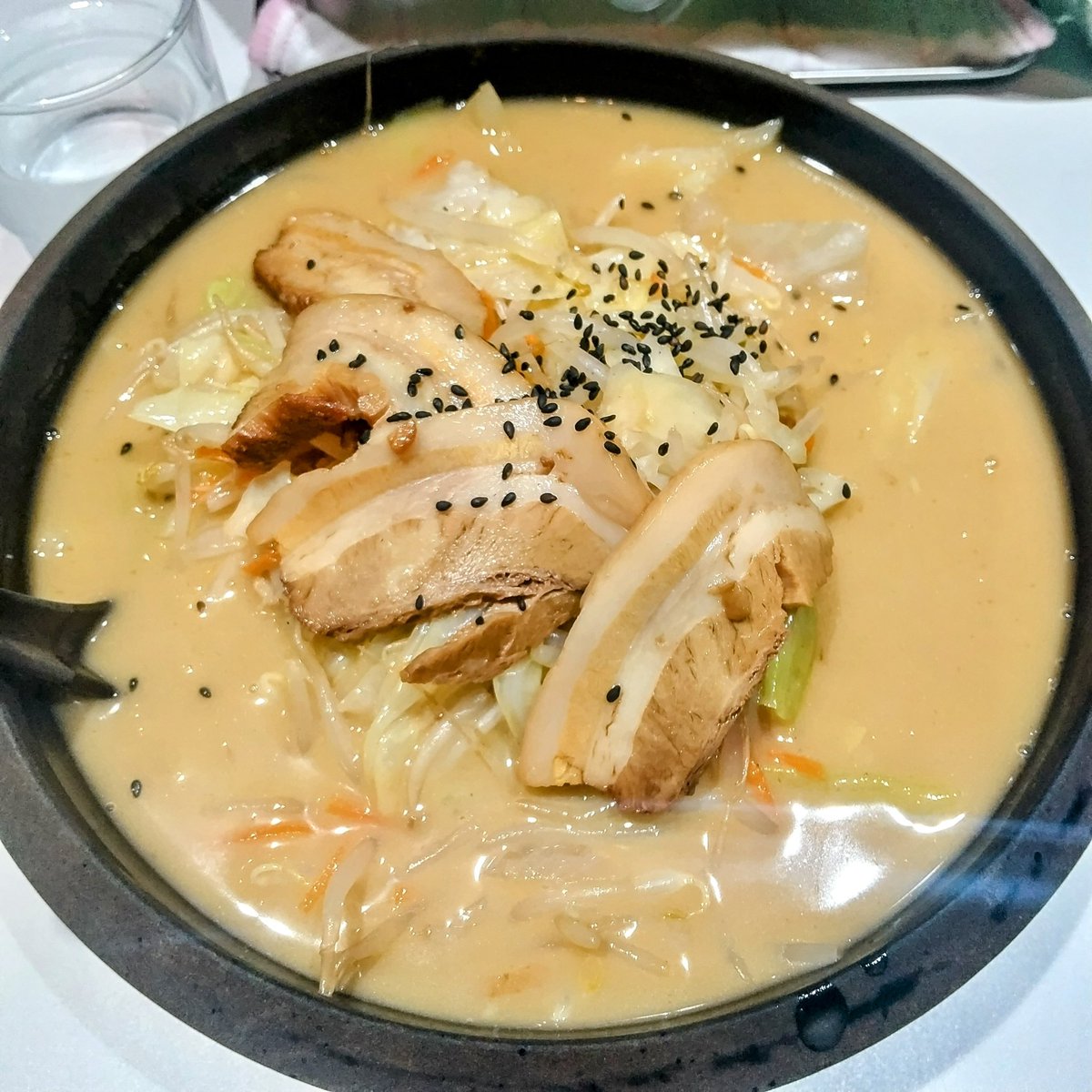 WitchKiru's tweet photo. 寺田町のちゃんぽんにんにくパワー（店名）のちゃんぽんじゃい❗️
結局こってりしてるし野菜も見た目以上に多くてほとんど次郎系w
個人的にかなり上位にくる美味さで目の前で野菜を強火で炒めてるのもポイント高いぞよ😋 https://t.co/V357T5bd5U