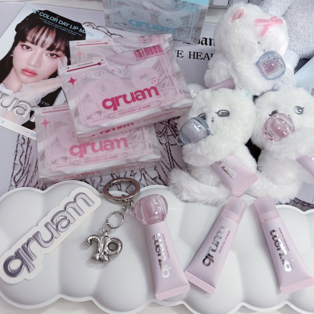 otakuno_arin's tweet photo. qruamから発売されたリップ🎀パケがキラキラでかわいい☁️𓍼そしてめっちゃちゅるちゅるになる！私はメロウピンクがお気に入り◝☆ 
購入特典でもらえるマスコットにリップ持たせれるの、癒される笑
バッグに付けてみたけど可愛すぎる…リップも可愛く持ち���く時代( ̳- ·̫ - ̳ˆ )◞❤︎
#gifted https://t.co/krAGHSEwfM
