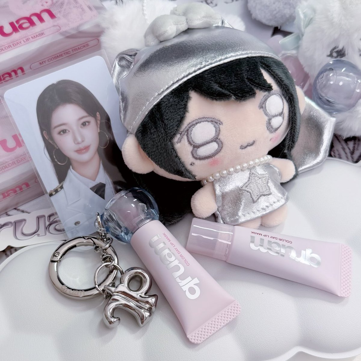 otakuno_arin's tweet photo. qruamから発売されたリップ🎀パケがキラキラでかわいい☁️𓍼そしてめっちゃちゅるちゅるになる！私はメロウピンクがお気に入り◝☆ 
購入特典でもらえるマスコットにリップ持たせれるの、癒される笑
バッグに付けてみたけど可愛すぎる…リップも可愛く持ち���く時代( ̳- ·̫ - ̳ˆ )◞❤︎
#gifted https://t.co/krAGHSEwfM