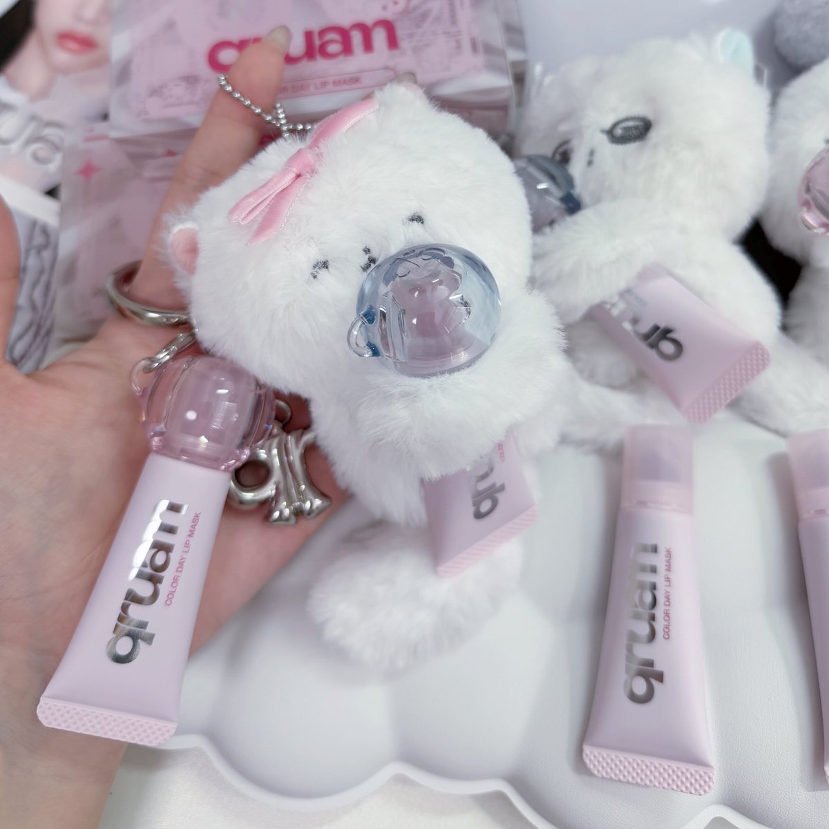 otakuno_arin's tweet photo. qruamから発売されたリップ🎀パケがキラキラでかわいい☁️𓍼そしてめっちゃちゅるちゅるになる！私はメロウピンクがお気に入り◝☆ 
購入特典でもらえるマスコットにリップ持たせれるの、癒される笑
バッグに付けてみたけど可愛すぎる…リップも可愛く持ち���く時代( ̳- ·̫ - ̳ˆ )◞❤︎
#gifted https://t.co/krAGHSEwfM