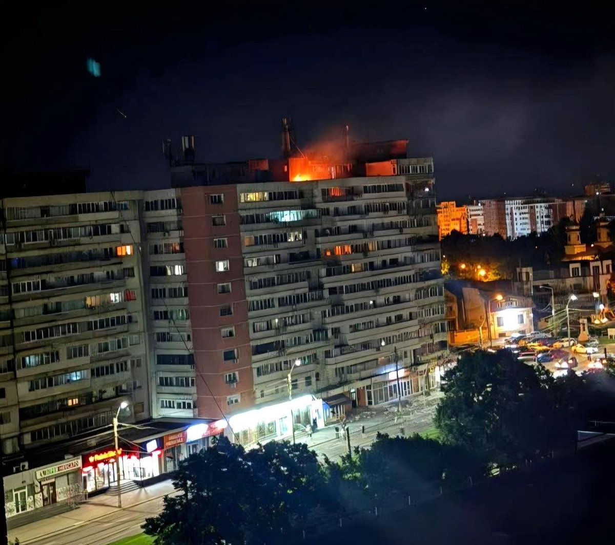 intelFromBrian's tweet photo. NOW 🚨🚨

A Russian (Iranian) shahed drone has hit a residential building in Galați, Romania.   Several people are injured.  The building is on fire.

Romania is a NATO country. https://t.co/SAM89jeeP9