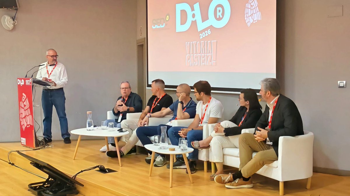 Sedolor's tweet photo. #SEDOLOR26 Magnífica mesa redonda ayer jueves con 7 referentes en IA aplicada a Salud desde diferentes puntos de vista: clínico, investigación, formación, soluciones...hablando sobre cómo estamos usando la IA y para qué. 
Con moderador de lujo @etornosinza e invitado extra desde el público, @vmayoral 
@fllordachs @magdateruel @PasionAnatomia 
¡Gracias por compartir vuestras experencias! #SEDTech