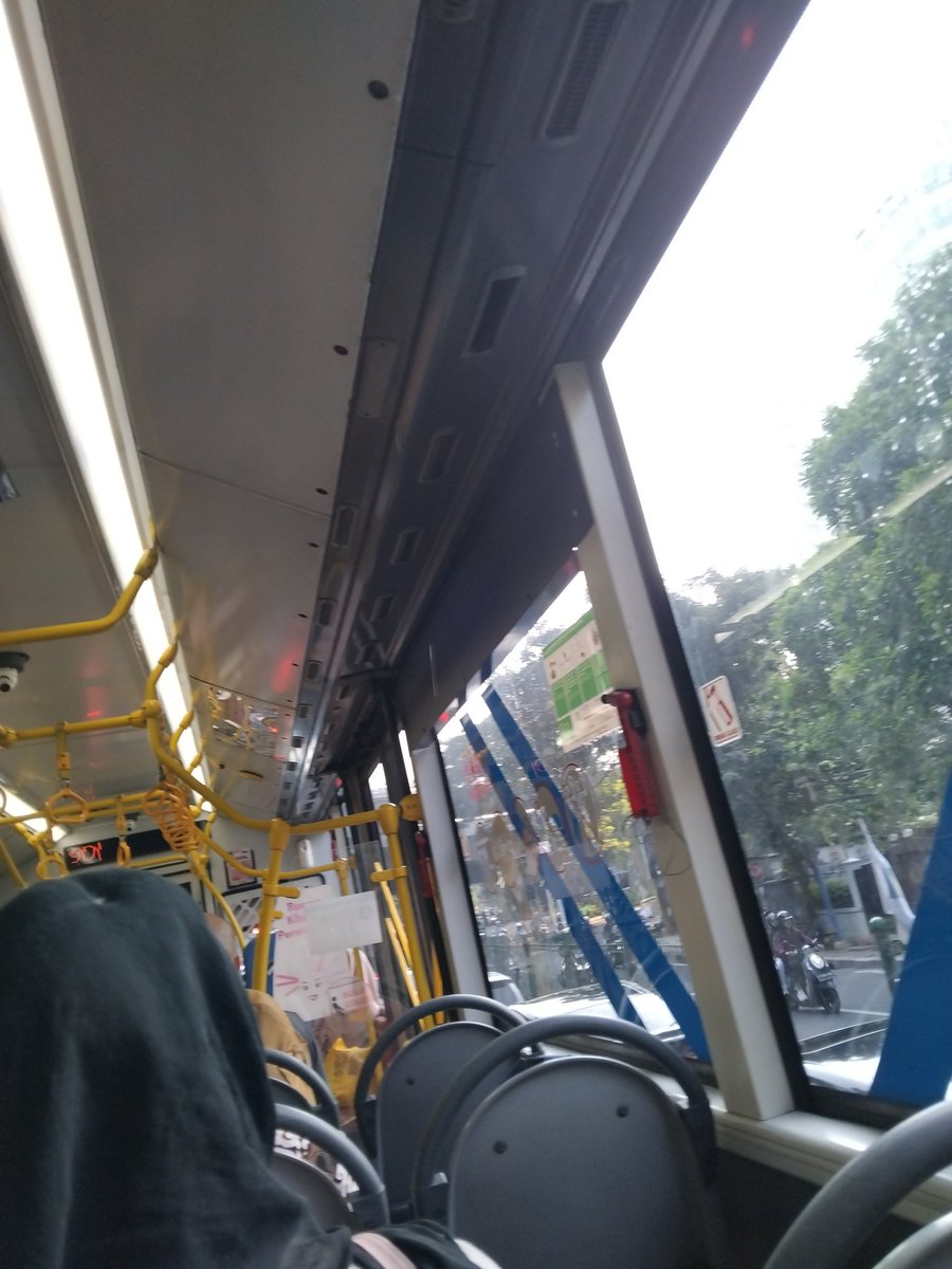 baeziaa's tweet photo. @PT_Transjakarta Min mau lapor untuk tije 9D body bus MYS 21332, pada sjsu kanan bus sepertinya ada kerusakan di ACnya. 3 bangku basah total karena tetesan airnya. Minta tolong diperbaiki min
Thank youuu https://t.co/NmmBO9JBQK