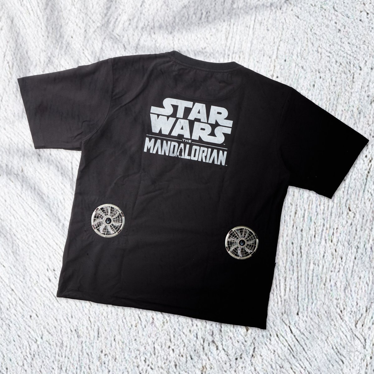 starwarsjapan's tweet photo. 空調服®より #スターウォーズ デザインの
スターターキット＆Tシャツが登場⚡️

デザインは＜各2種＞
🔴ダース・ベイダー
🟤マンダロリアン

それぞれの世界観をデザインに施した特別仕様

空調服®公式ECサイト限定にて販売中
https://t.co/VFlCh53OF8 (外部サイト) https://t.co/YVksl2Hqev