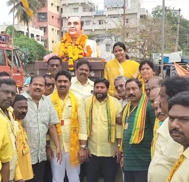 Sridhardunga1's tweet photo. @tarak9999 జోహార్ ఎన్టీఆర్ గారు జోహార్ జోహార్ 🙏
స్వర్గీయ శ్రీ నందమూరి తారక రామారావు గారి 103 వ జయంతి సందర్భంగా నివాళి🙏
దుంగ శ్రీధర్, స్టేట్ వైడ్ jr ఎన్టీఆర్ ఫ్యాన్స్ కన్వీనర్, అధ్యక్షులు, శ్రీకాకుళం జిల్లా jr ఎన్టీఆర్ ఫ్యాన్స్ https://t.co/zjyszKGjAc